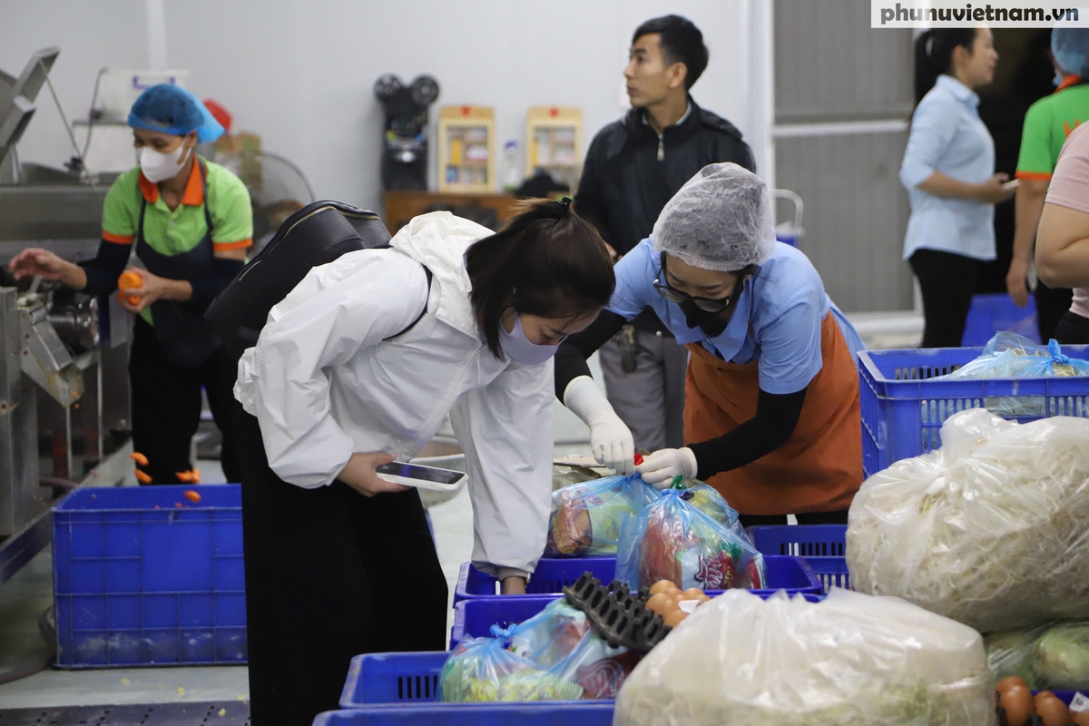 Sau vụ 300 tấn thịt lợn bệnh, phụ huynh “đột nhập” cơ sở cung cấp suất ăn bán trú từ 4h30 sáng- Ảnh 9.