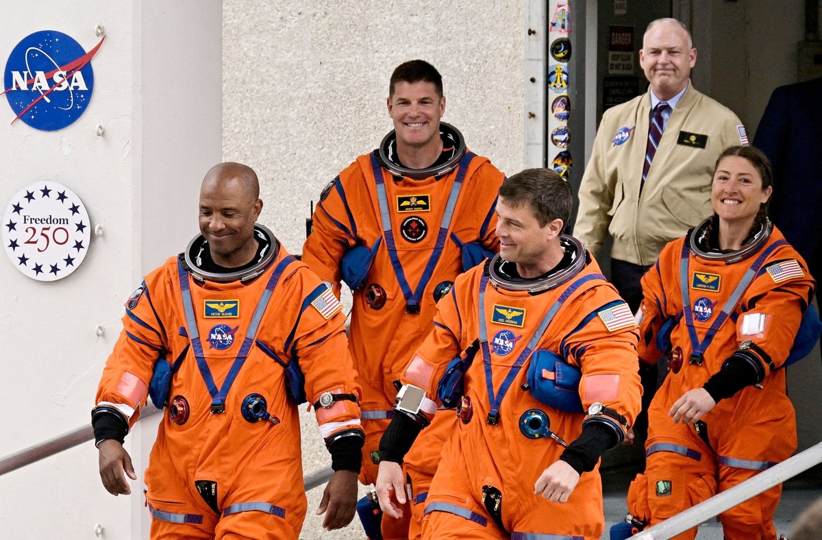 Người phụ nữ đầu tiên bay quanh Mặt trăng- Ảnh 2.