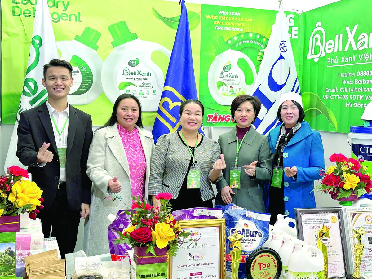 Tiến sĩ Đỗ Thị  Hoài cùng đồng nghiệp tại gian hàng Bell Xanh