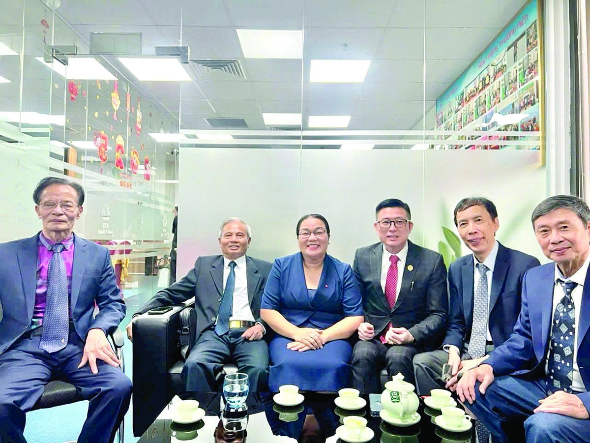 Tiến sĩ Đỗ Thị  Hoài hội ngộ các chuyên gia chiến lược kinh tế