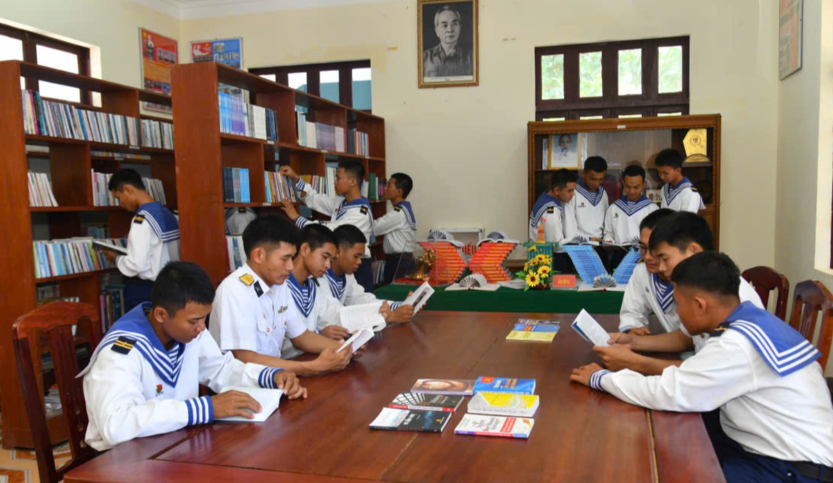 Văn hóa đọc - nét đẹp trầm lắng vẫn lan tỏa nơi đầu sóngTrường Sa- Ảnh 4.