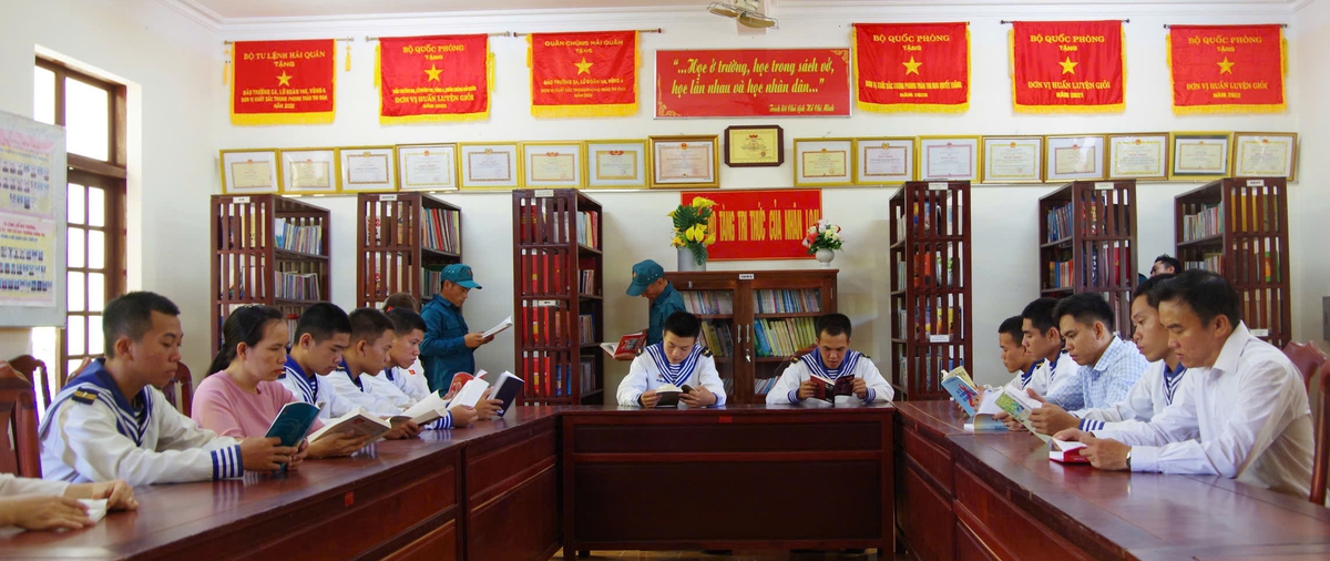 Văn hóa đọc - nét đẹp trầm lắng vẫn lan tỏa nơi đầu sóngTrường Sa- Ảnh 5.