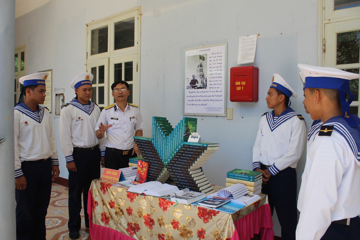 Văn hóa đọc - nét đẹp trầm lắng vẫn lan tỏa nơi đầu sóngTrường Sa- Ảnh 3.