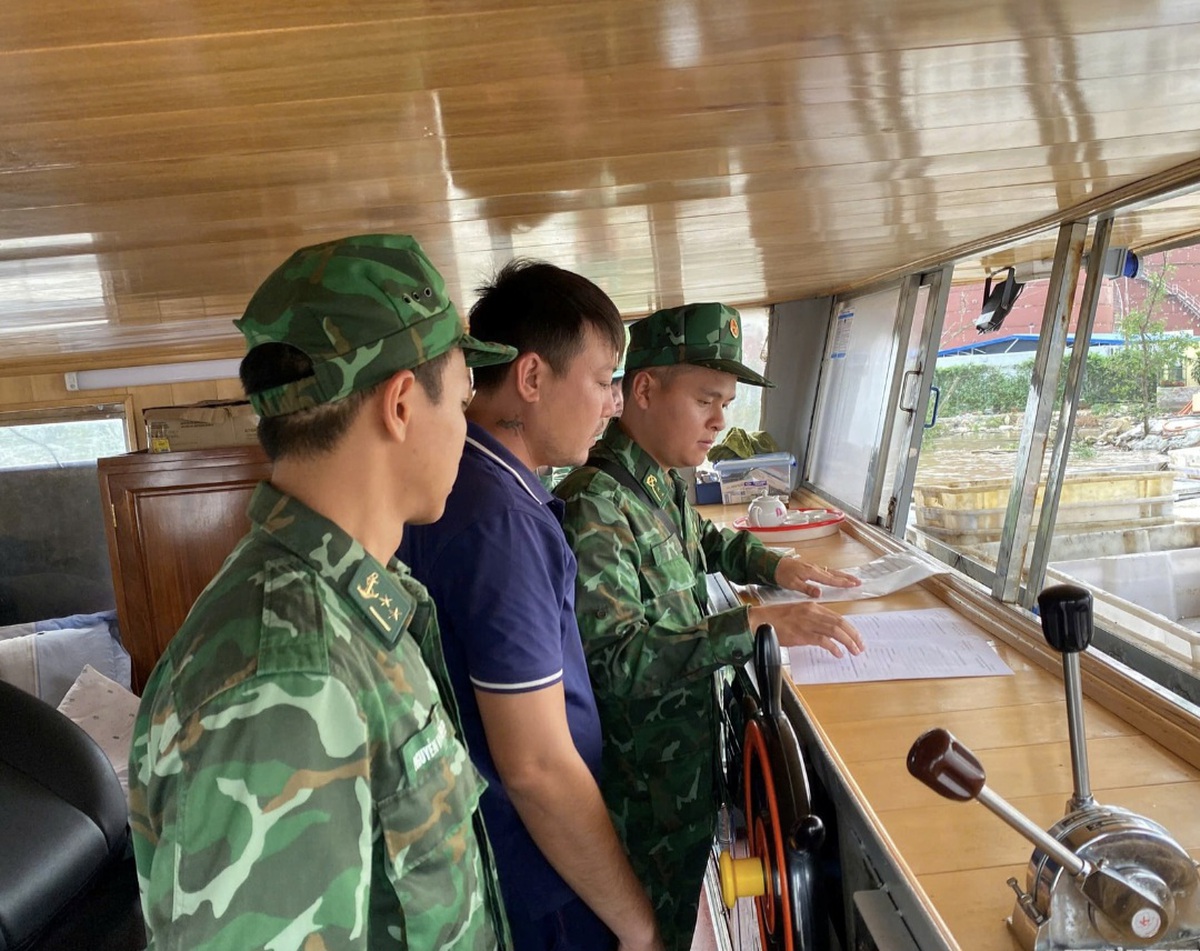 Phát hiện tàu cá chở 10.000 lít dầu Diesel không rõ nguồn gốc - Ảnh 1.