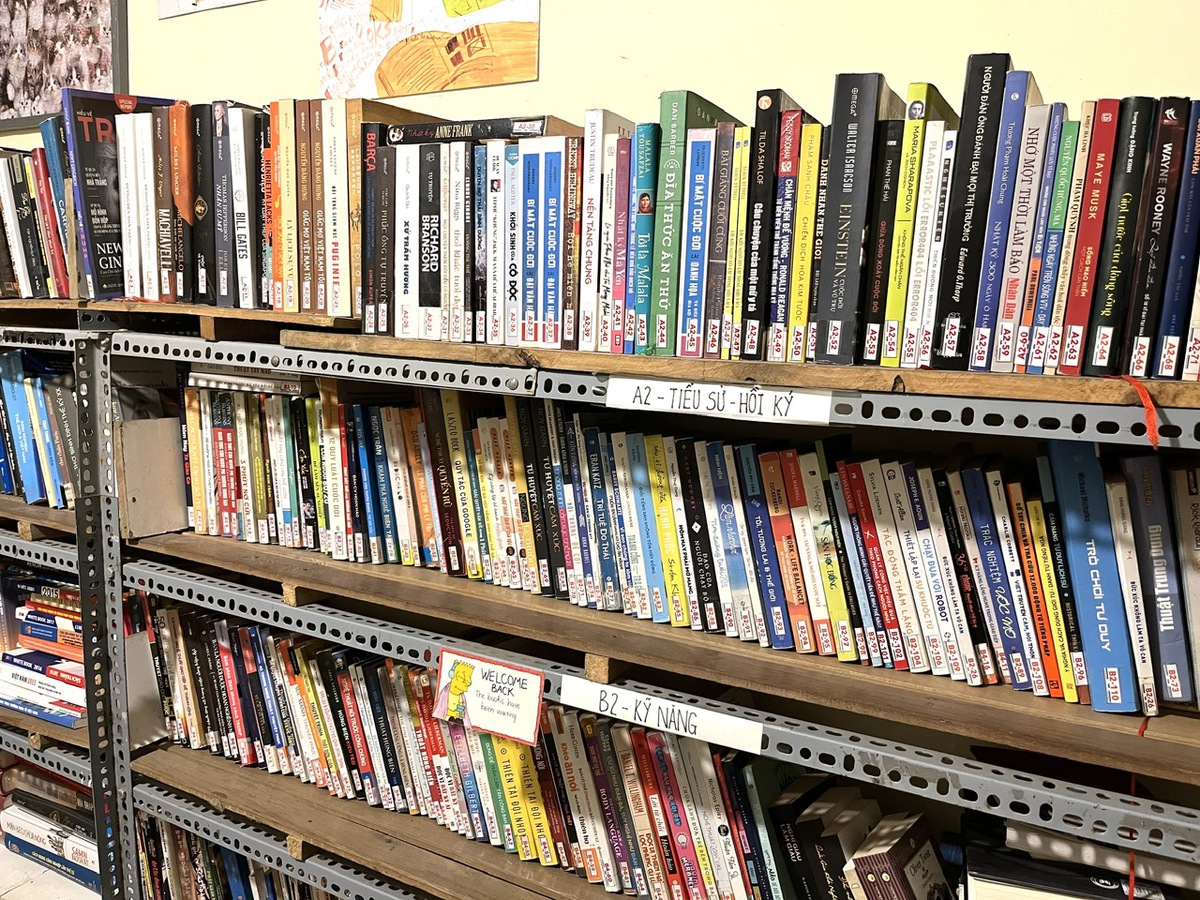 "Thư viện 0 đồng" giữa lòng Hà Nội: Sẻ chia tri thức bằng niềm tin- Ảnh 3.