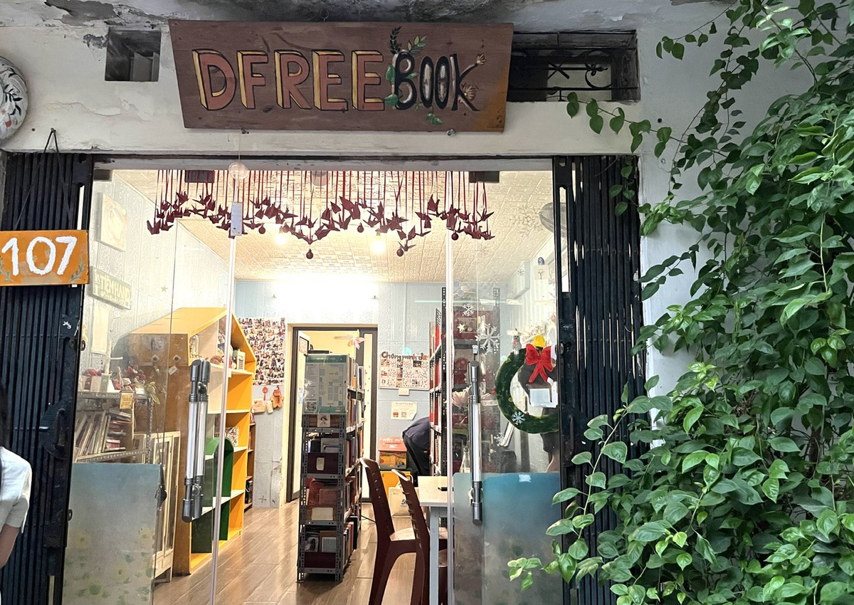 "Thư viện 0 đồng" giữa lòng Hà Nội: Sẻ chia tri thức bằng niềm tin- Ảnh 1.