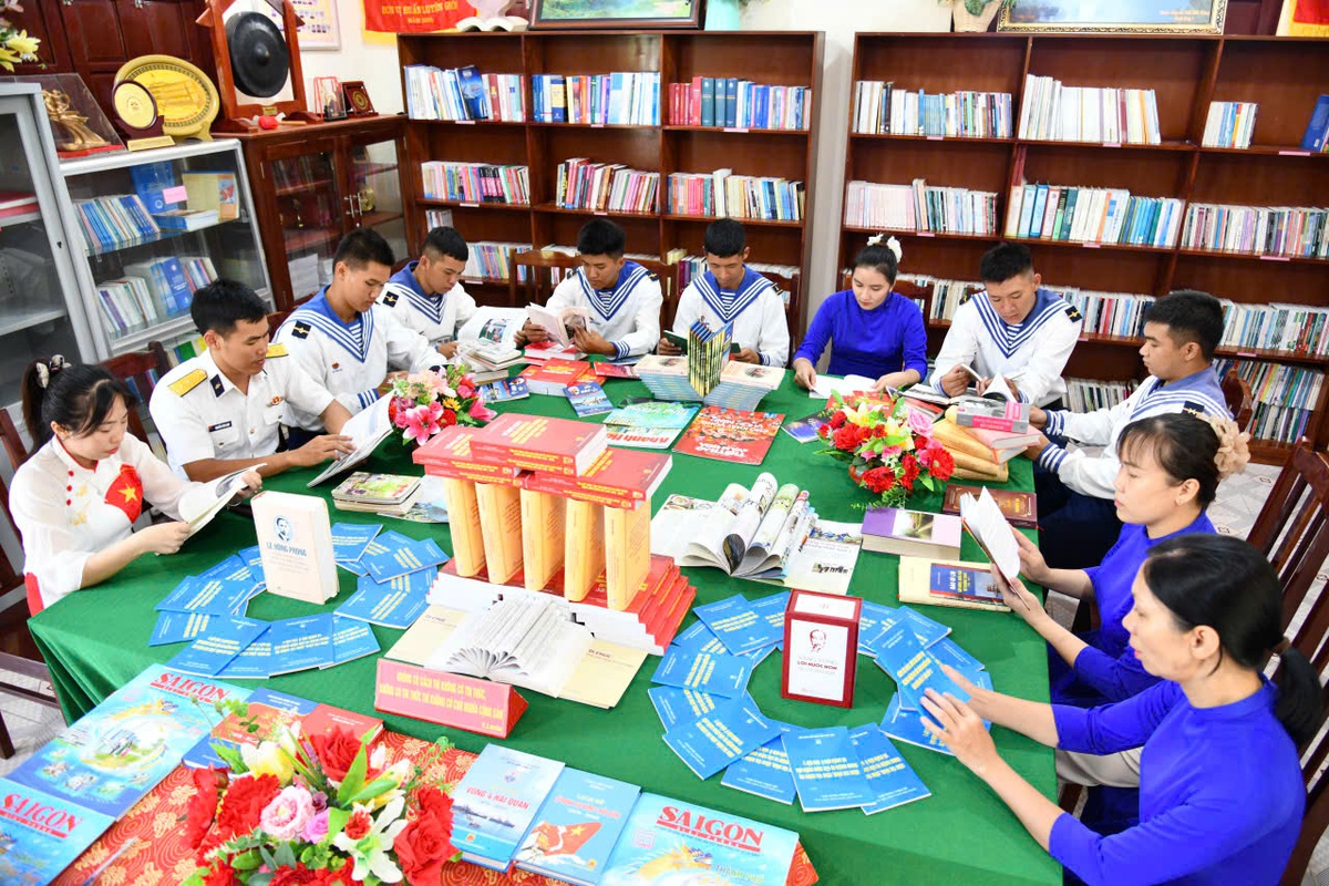 Văn hóa đọc - nét đẹp trầm lắng vẫn lan tỏa nơi đầu sóngTrường Sa- Ảnh 1.