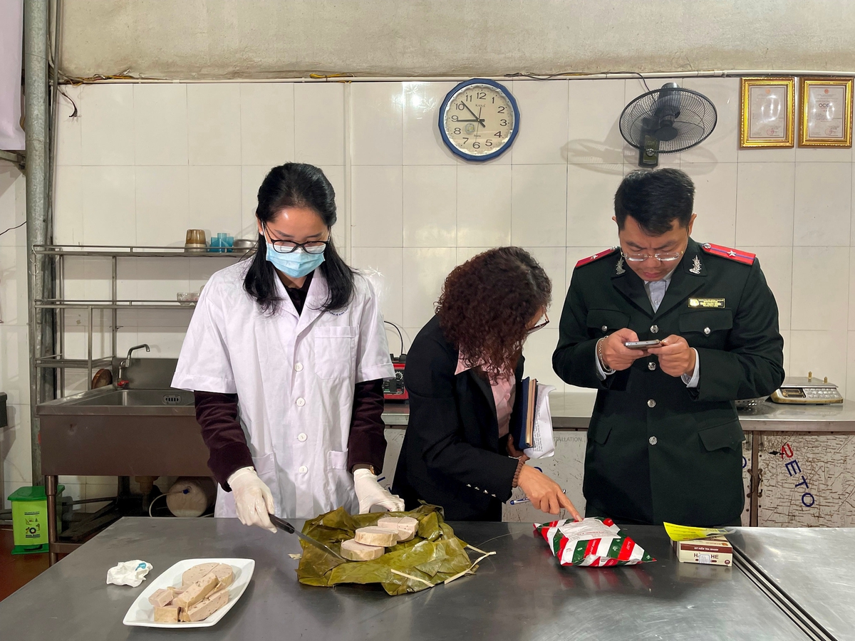 Nhiều địa phương vào cuộc, giám sát bếp ăn tập thể, ngăn ngộ độc thực phẩm- Ảnh 2.