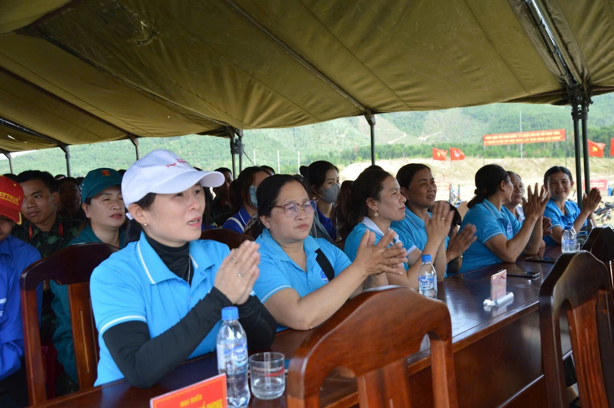 Phụ nữ trong lực lượng vũ trang tỉnh Quảng Ngãi 
thắp lửa yêu thương- Ảnh 4.