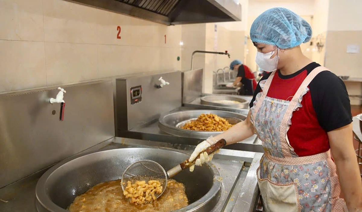 Nhiều địa phương vào cuộc, giám sát bếp ăn tập thể, ngăn ngộ độc thực phẩm- Ảnh 1.