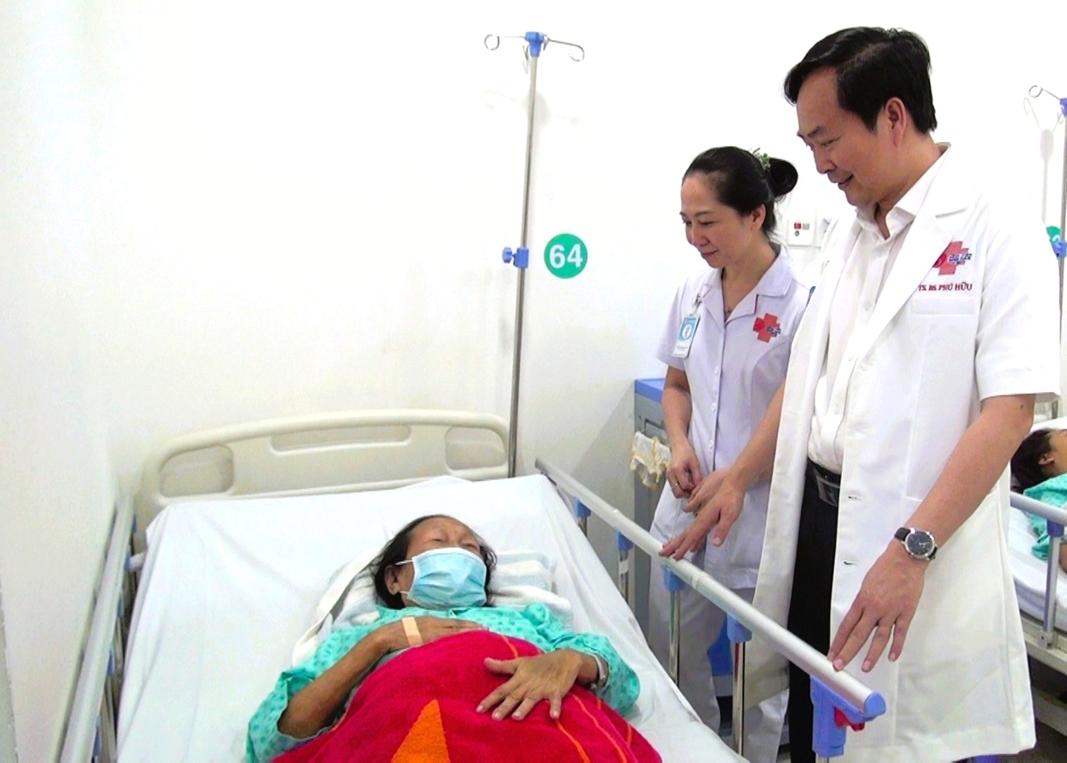 Cứu sống cụ bà bị xuất huyết ruột non hiếm gặp- Ảnh 1.