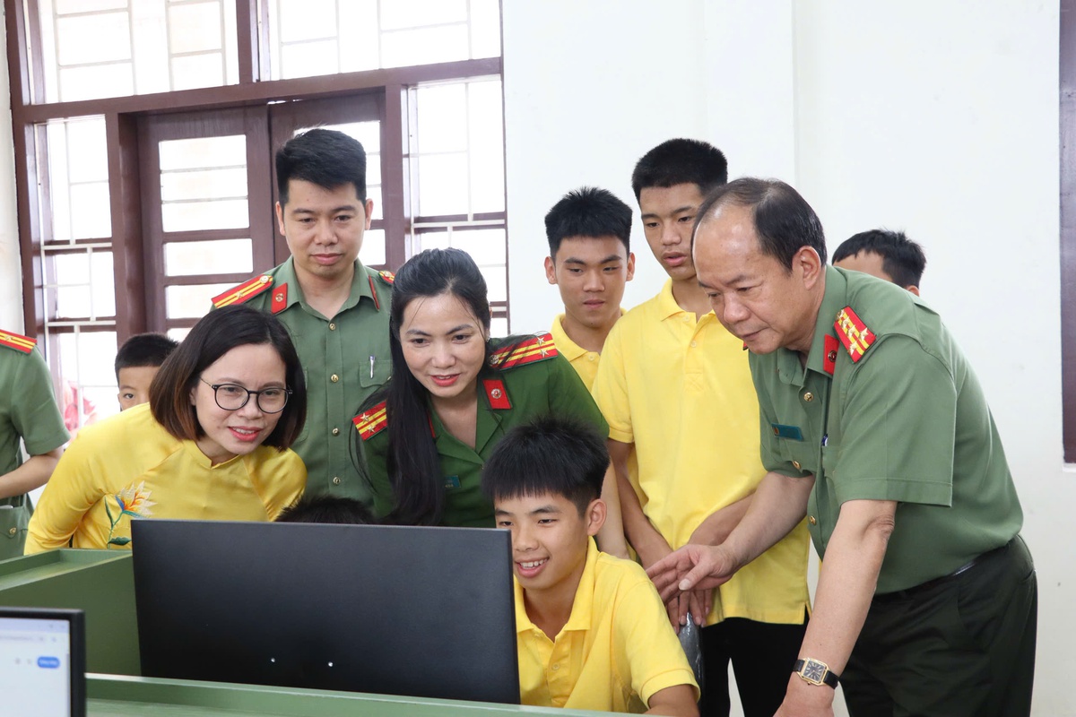 Quảng Ninh trao tặng “Phòng đọc thư viện số cho em”- Ảnh 5.