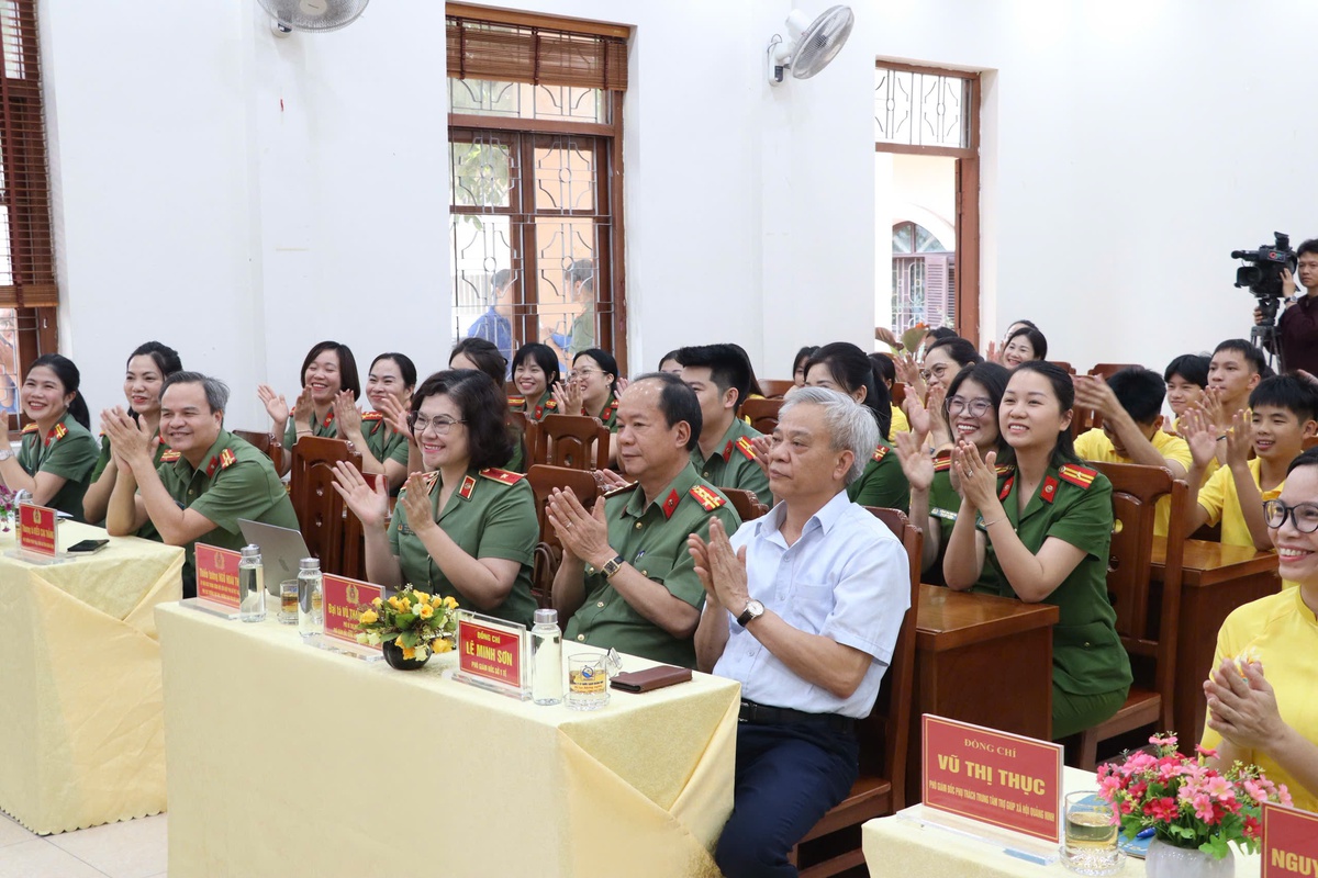 Quảng Ninh trao tặng “Phòng đọc thư viện số cho em”- Ảnh 1.