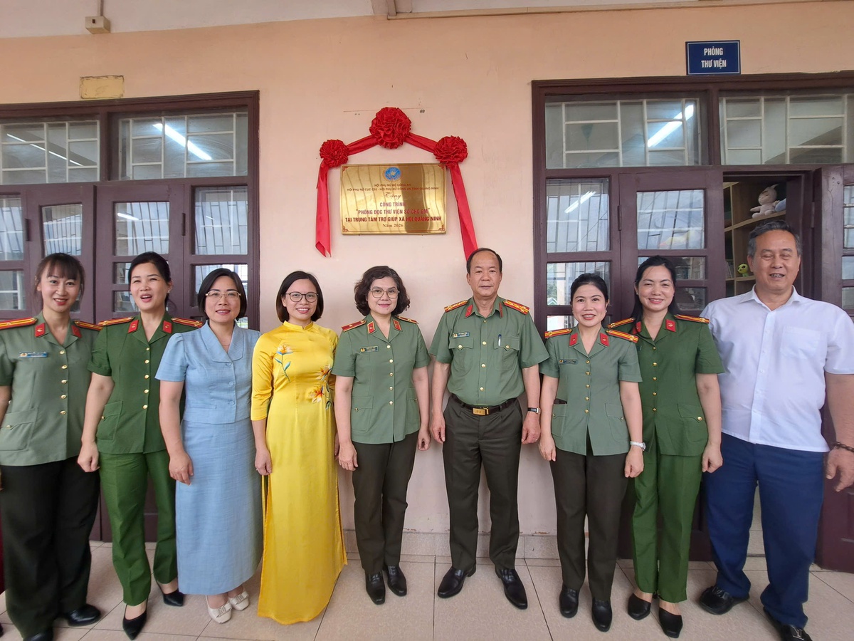 Quảng Ninh trao tặng “Phòng đọc thư viện số cho em”- Ảnh 3.