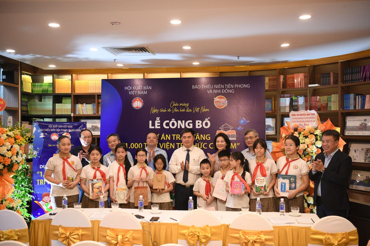 Các em học sinh trường Tiểu học Văn Chương trao tặng sách cho Dự án