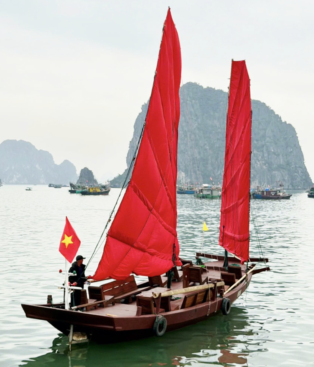 Quảng Ninh: Tour thuyền buồm 3 vách truyền thống sẽ miễn phí giai đoạn đầu- Ảnh 1.