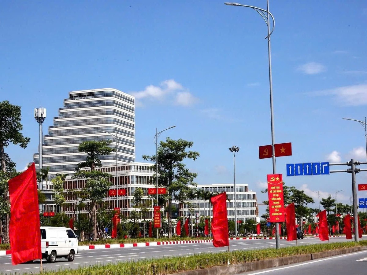 Hải Phòng: Treo cờ Tổ quốc, cờ Đảng trên toàn thành phố dịp 30/4 và Lễ hội Hoa Phượng Đỏ 2026- Ảnh 1.