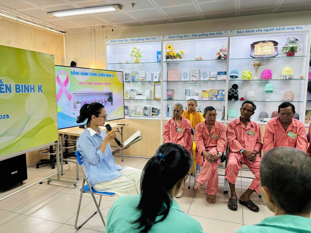 Việc đọc sách cho bệnh nhân nghe tại bệnh viện Chợ Rẫy khiến những tủ sách trao đi thực sự được "sống", không phải chỉ để trưng bày. Ảnh: NVCC