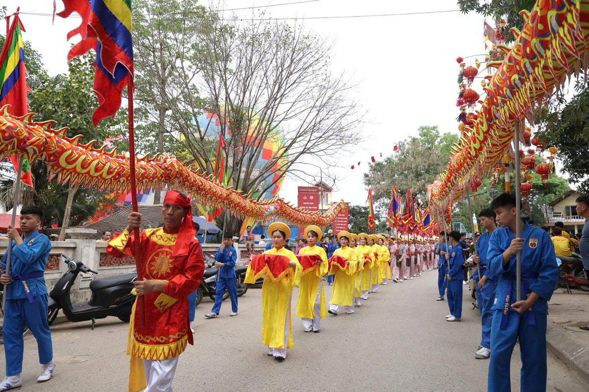 Hàng nghìn người dự lễ rước, dâng hương Đức Quốc Tổ Lạc Long Quân, lan tỏa giá trị gia đình Việt- Ảnh 3.