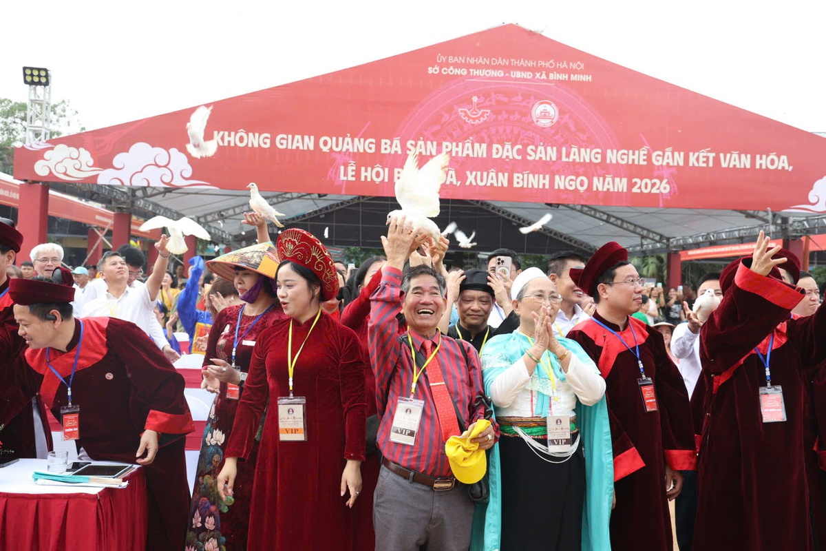 Hàng nghìn người dự lễ rước, dâng hương Đức Quốc Tổ Lạc Long Quân, lan tỏa giá trị gia đình Việt- Ảnh 2.