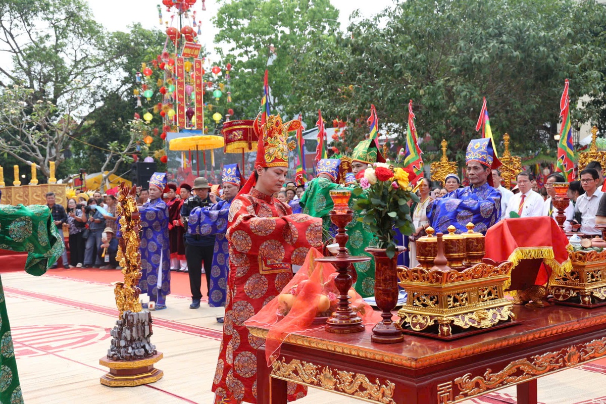 Hàng nghìn người dự lễ rước, dâng hương Đức Quốc Tổ Lạc Long Quân, lan tỏa giá trị gia đình Việt- Ảnh 7.