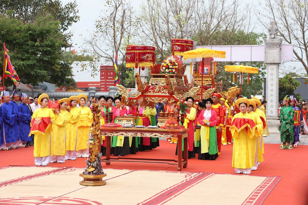 Hàng nghìn người dự lễ rước, dâng hương Đức Quốc Tổ Lạc Long Quân, lan tỏa giá trị gia đình Việt- Ảnh 6.