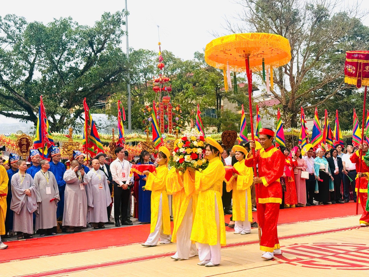 Hàng nghìn người dự lễ rước, dâng hương Đức Quốc Tổ Lạc Long Quân, lan tỏa giá trị gia đình Việt- Ảnh 5.