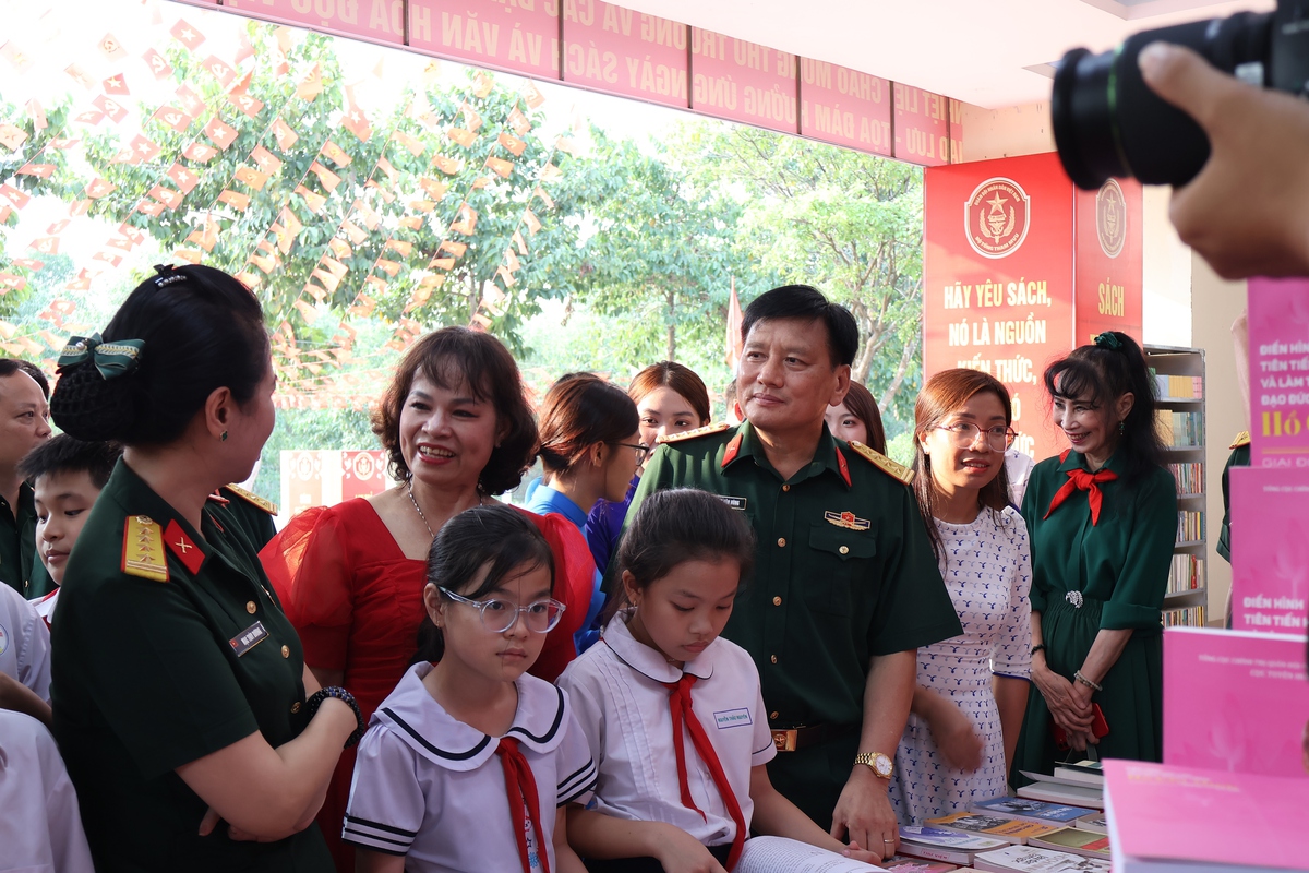 Phó chủ tịch Hội nhà văn TPHCM Trầm Hương trong hoạt động giao lưu với cán bộ, chiến sỹ Lữ đoàn 98, Cục Tác chiến điện tử với chủ đề "Sách - Tri thức - Khát vọng phát triển đất nước". Ảnh: NVCC