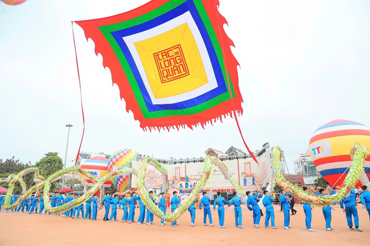 Hàng nghìn người dự lễ rước, dâng hương Đức Quốc Tổ Lạc Long Quân, lan tỏa giá trị gia đình Việt- Ảnh 1.