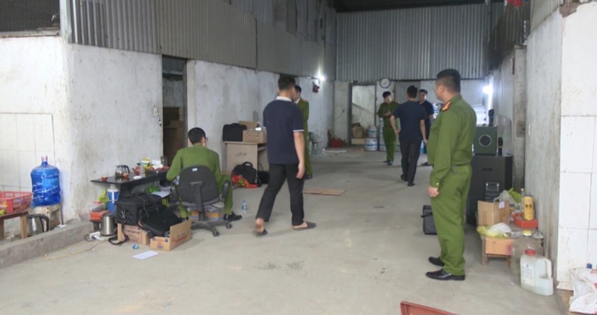 2 mẹ con bị khởi tố vì dùng axit pha với nước lã để sản xuất "giấm nếp ủ men từ gạo" - Ảnh 1.