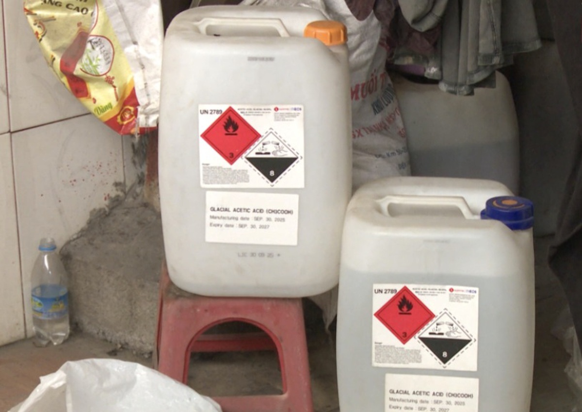 2 mẹ con bị khởi tố vì dùng axit pha với nước lã để sản xuất "giấm nếp ủ men từ gạo" - Ảnh 2.