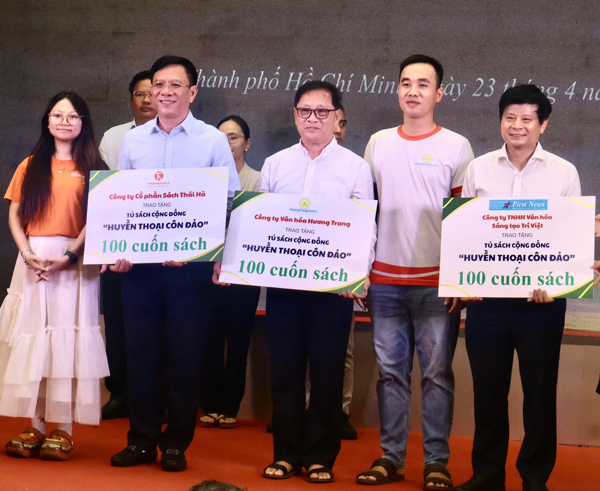 Nhiều đơn vị xuất bản, công ty sách quyên tặng hàng trăm cuốn sách cho Tủ sách Huyền thoại Côn Đảo. Ảnh: Hồ Lam