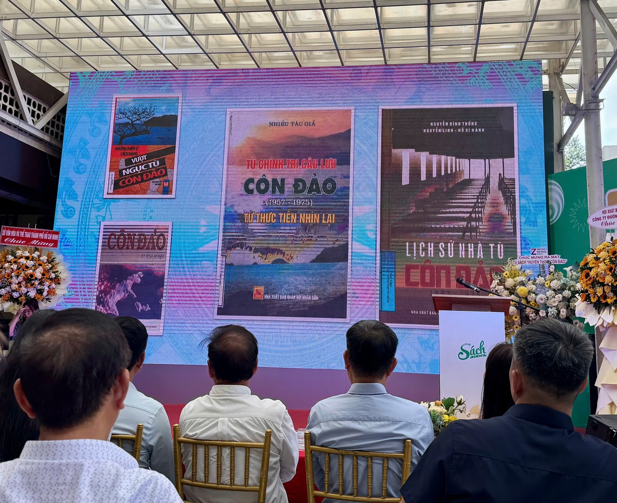 Một số tựa sách về Côn Đảo hiến tặng cho Tủ sách được giới thiệu tại sự kiện. Ảnh: Hồ Lam