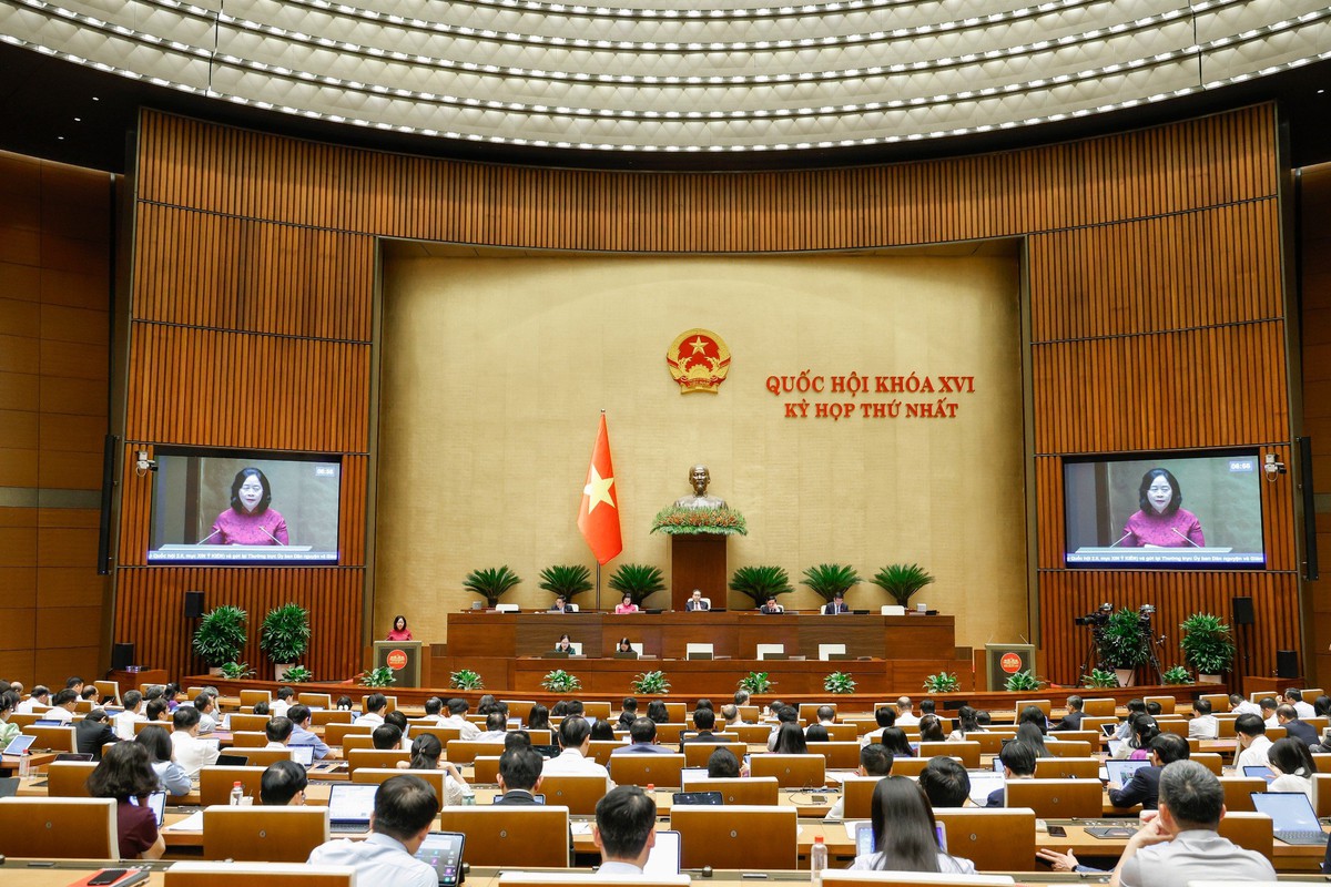 Chủ tịch UBTƯ MTTQ Việt Nam Bùi Thị Minh Hoài trình bày báo cáo tổng hợp kiến nghị cử tri và Nhân dân gửi tới Quốc hội khóa XVI- Ảnh 1.