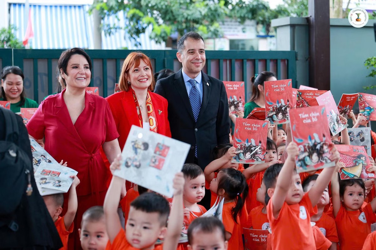 Tác giả Sara Şahinkanat (ngoài cùng bên trái) cùng Đại sứ Thổ Nhĩ Kỳ tại Việt Nam và Phu nhân giao lưu với trẻ em Việt Nam vào ngày 23/4