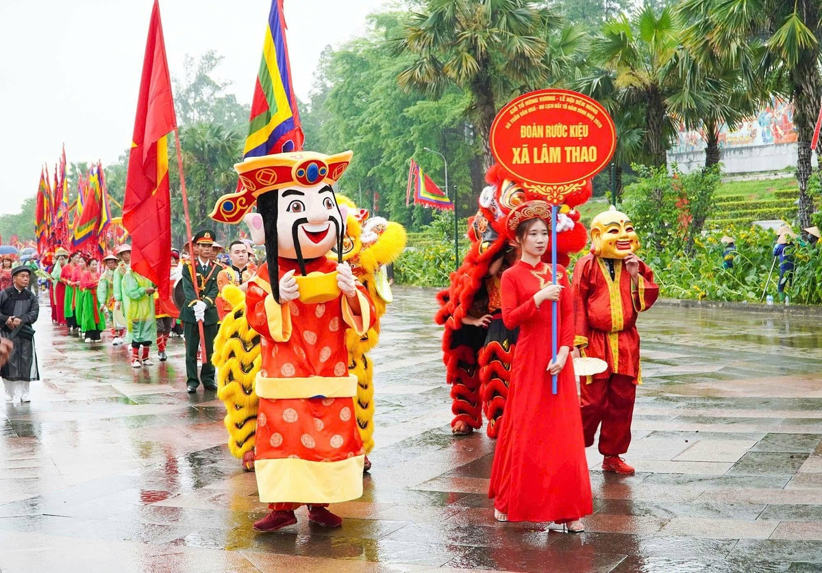 Tưng bừng lễ rước kiệu, biểu diễn múa Lân Sư Rồng mừng Giỗ Tổ Hùng Vương - Ảnh 1.