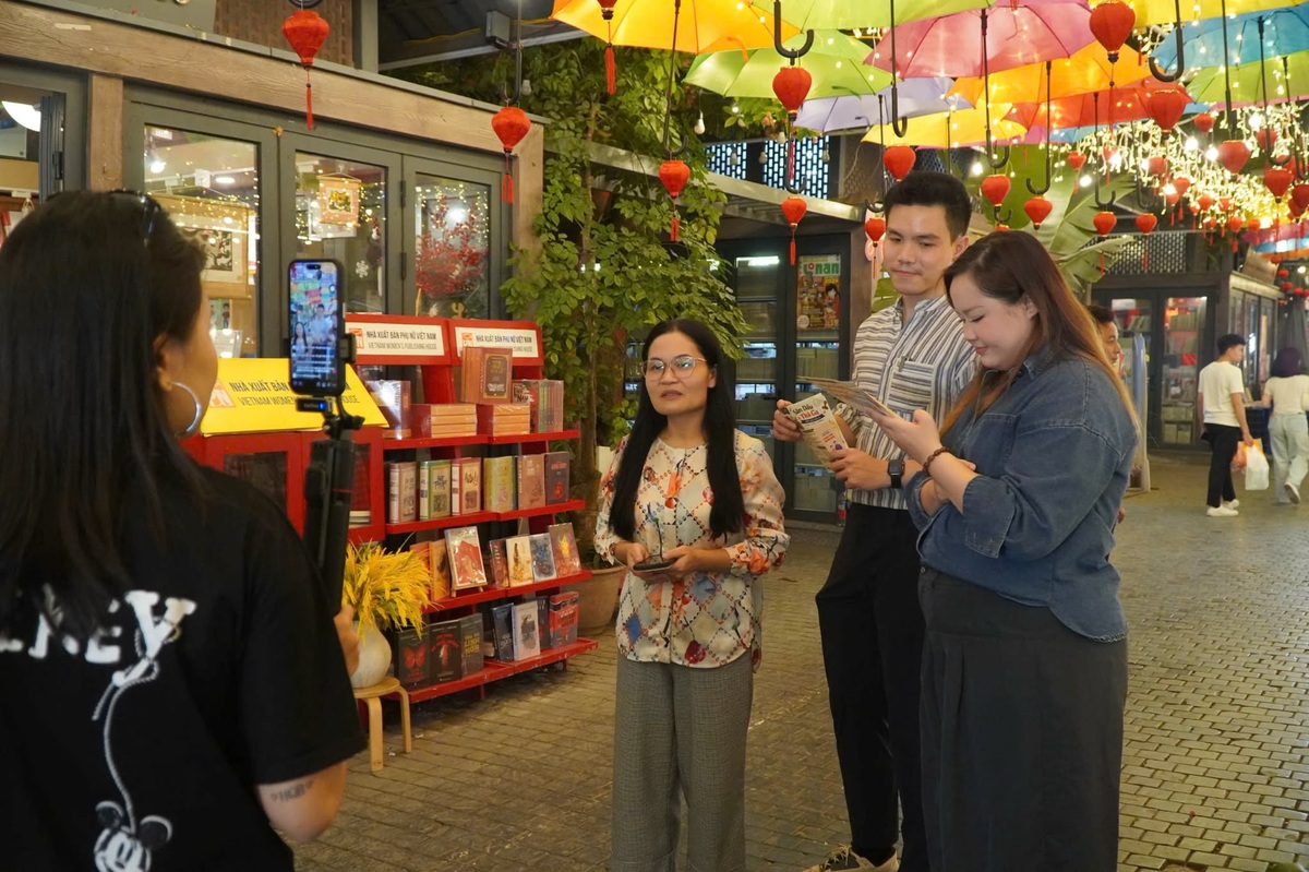 Megalive đầu tiên của ngành xuất bản: "Kênh phát hành" mới hay phép thử trong hành trình chuyển đổi số?- Ảnh 1.