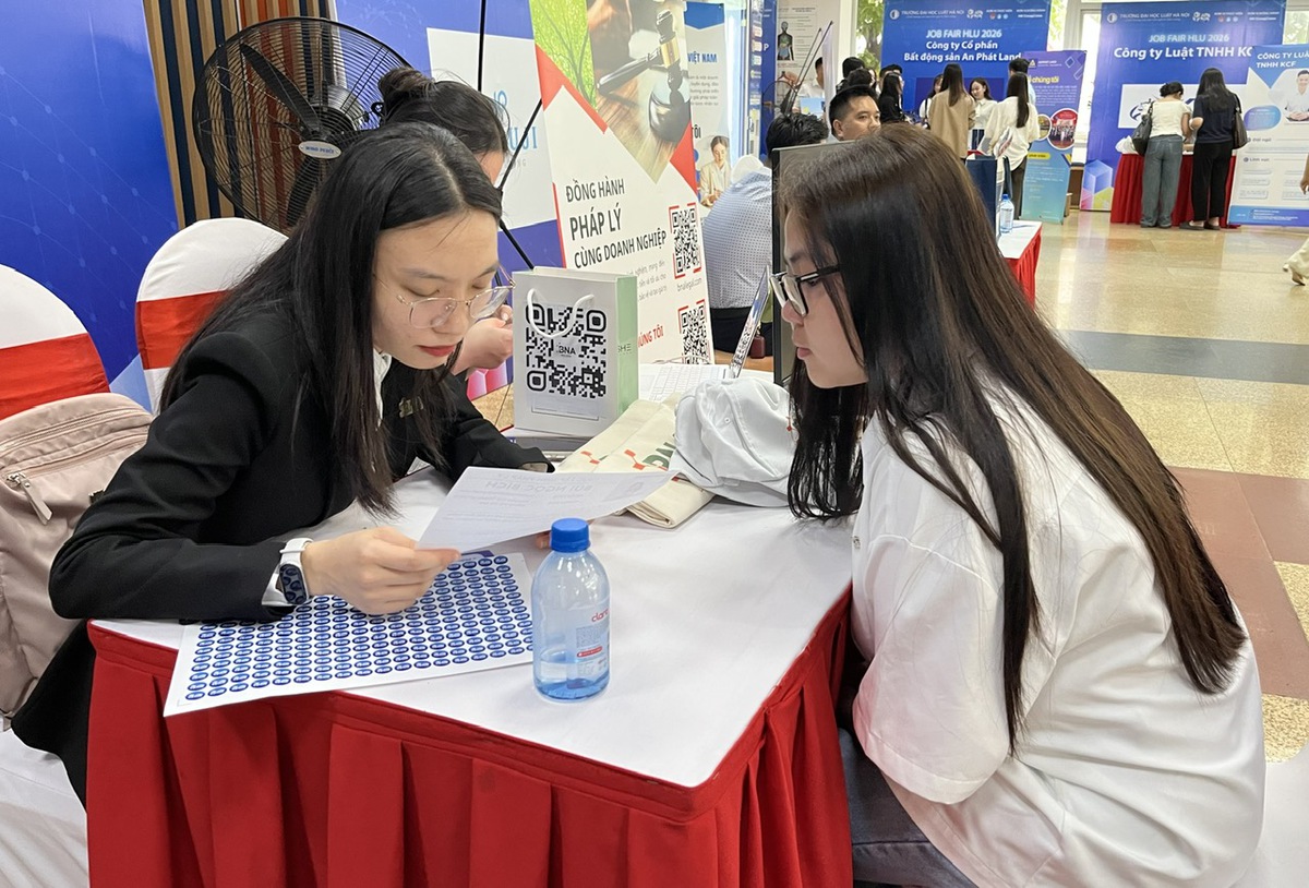 Sinh viên tìm việc từ giảng đường: Đi sớm để không lỡ nhịp thị trường- Ảnh 2.