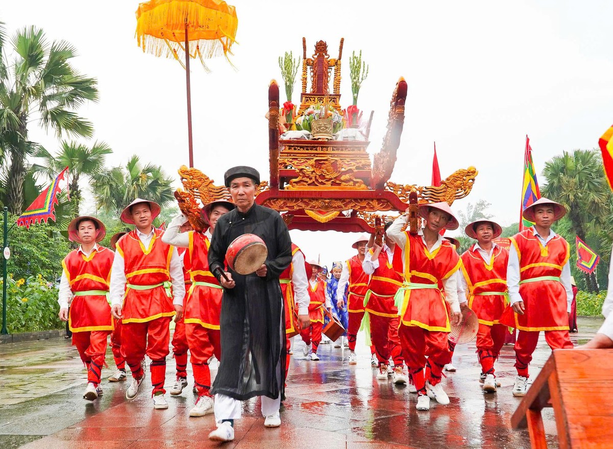 Tưng bừng lễ rước kiệu, biểu diễn múa Lân Sư Rồng mừng Giỗ Tổ Hùng Vương - Ảnh 2.