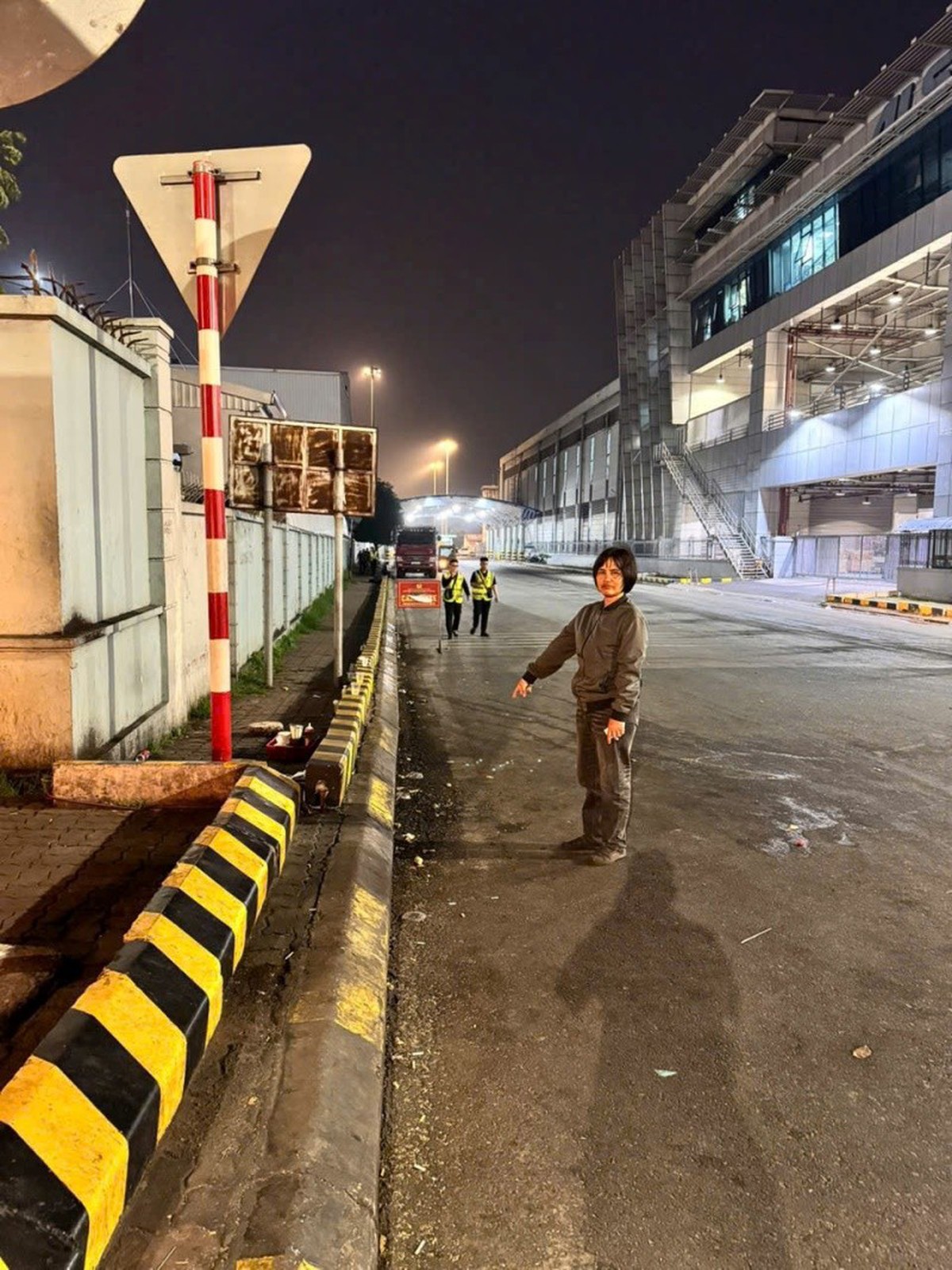 Khởi tố người phụ nữ bán hàng rong gây rối tại sân bay Nội Bài- Ảnh 1.