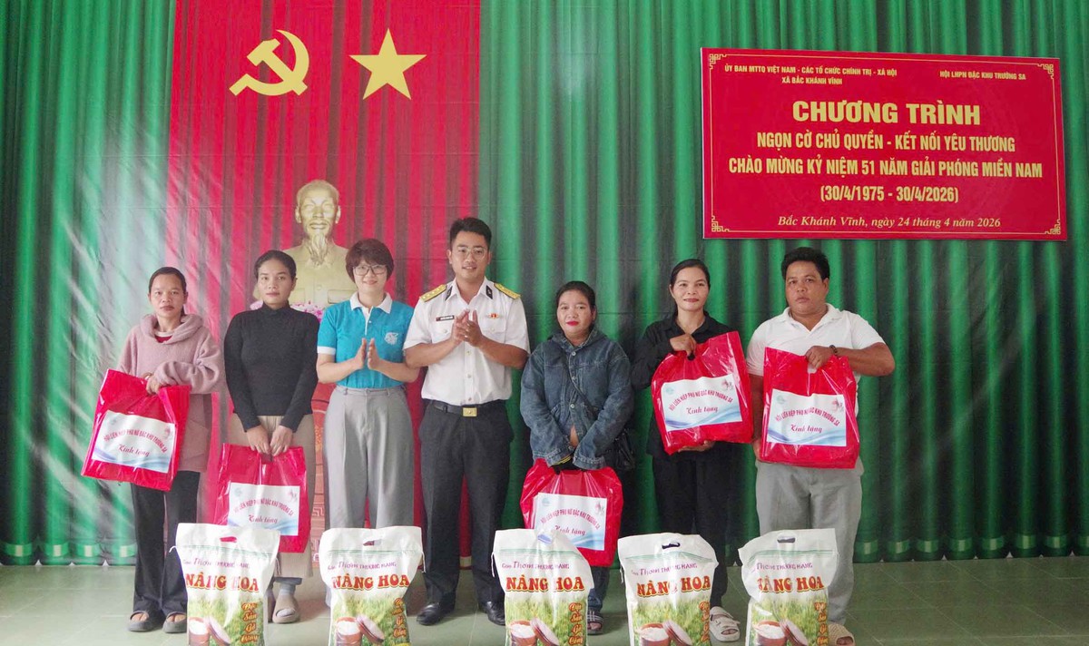 Hội LHPN Đặc khu Trường Sa với chương trình ý nghĩa "Ngọn cờ chủ quyền - kết nối vạn dặm yêu thương"- Ảnh 2.