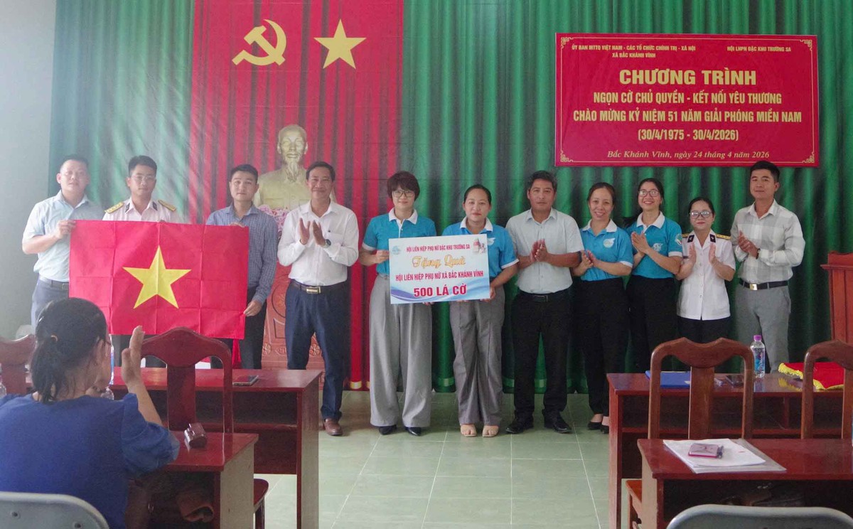 Hội LHPN Đặc khu Trường Sa với chương trình ý nghĩa "Ngọn cờ chủ quyền - kết nối vạn dặm yêu thương"- Ảnh 1.