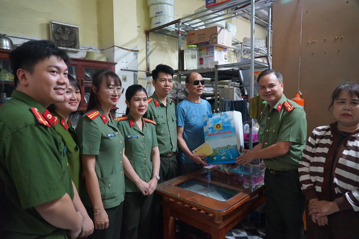 Công an tỉnh Quảng Ninh tri ân Mẹ Việt Nam Anh hùng 103 tuổi- Ảnh 3.