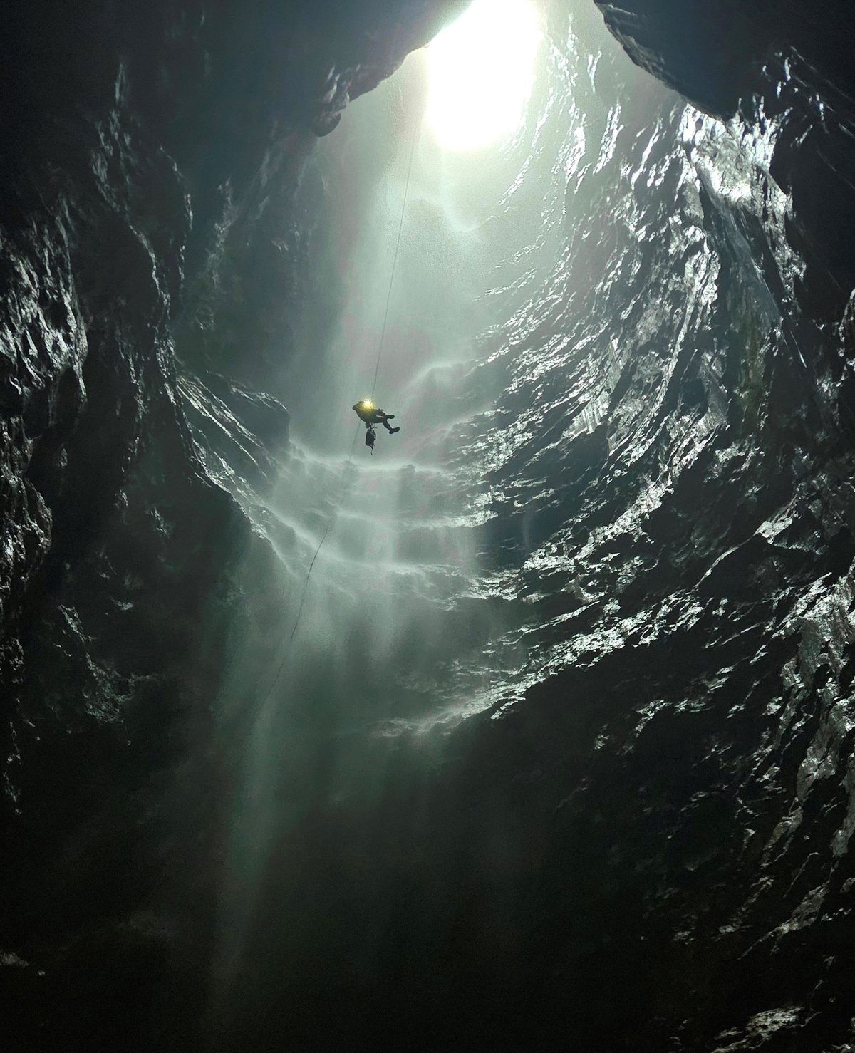 Hang Chả Nghéo đã gây kinh ngạc với cấu trúc giếng đứng dẫn xuống dòng suối ngầm phức tạp