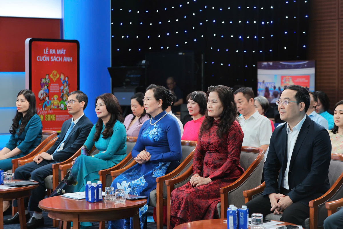 Chủ tịch Hội LHPN Việt Nam Lê Thị Thủy dự lễ ra mắt cuốn sách ảnh "Ngày hội non sông"- Ảnh 1.