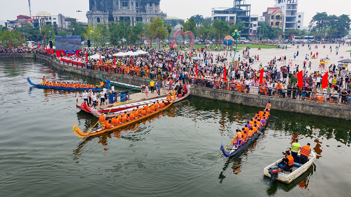 Bơi chải trên hồ Văn Lang: Từ đường đua truyền thống đến sản phẩm du lịch bền vững của Đất Tổ- Ảnh 1.