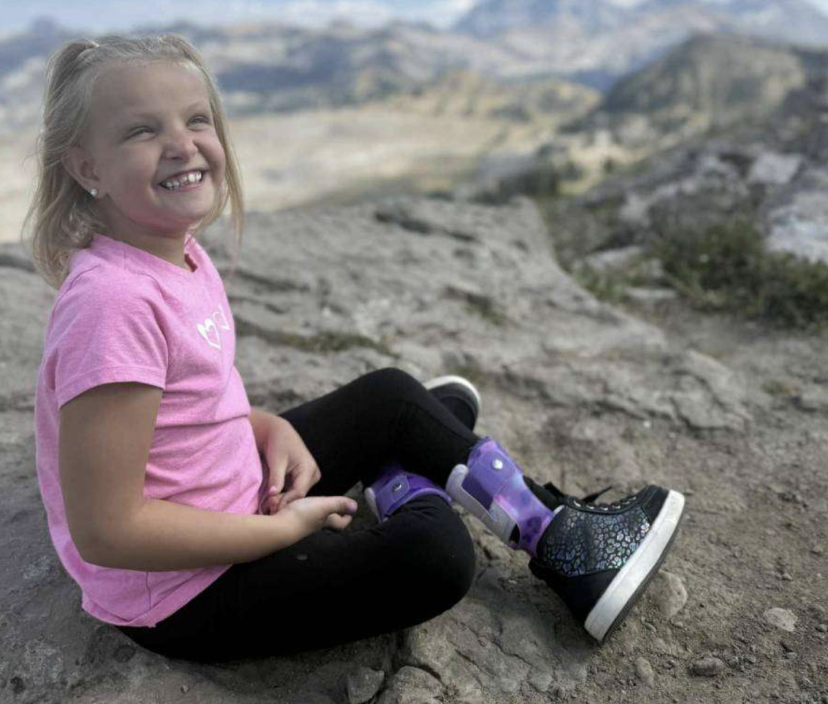 Dựng lại "thế giới nhỏ" cho bé gái mắc bệnh hiếm- Ảnh 1.