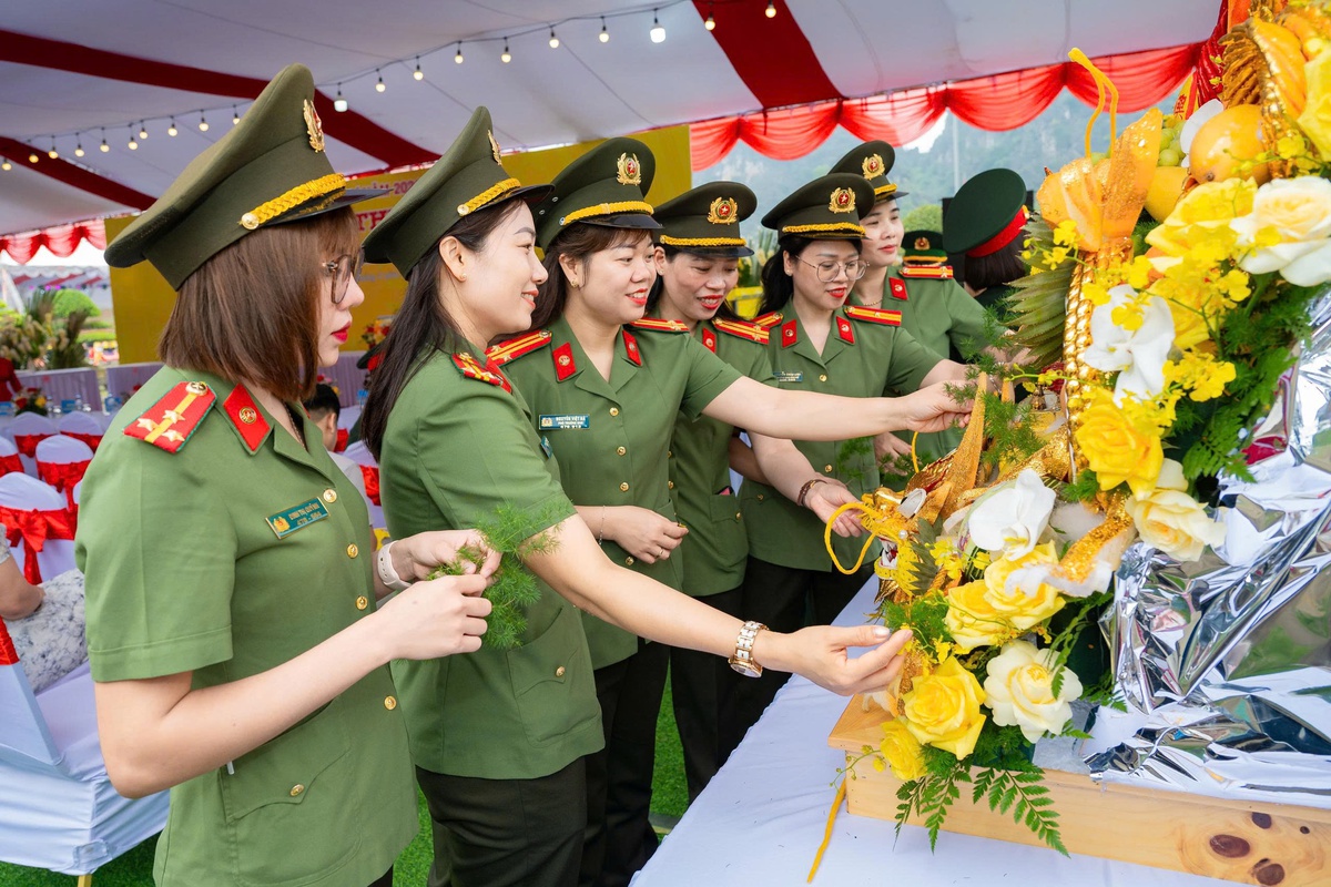 Phụ nữ Ninh Bình lan tỏa nét đẹp văn hóa trong Lễ hội Hoa Lư 2026- Ảnh 1.