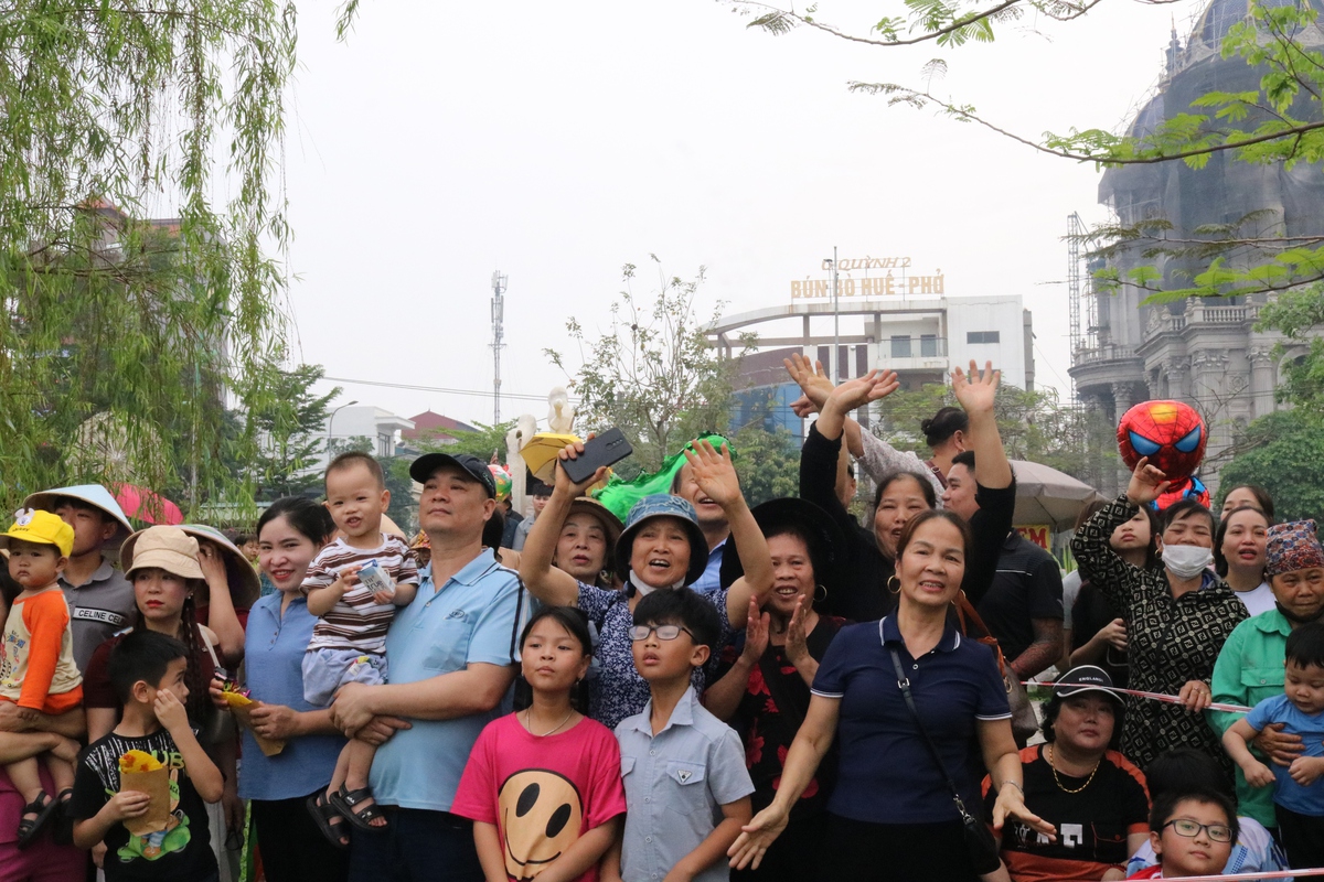 Bơi chải trên hồ Văn Lang: Từ đường đua truyền thống đến sản phẩm du lịch bền vững của Đất Tổ- Ảnh 4.