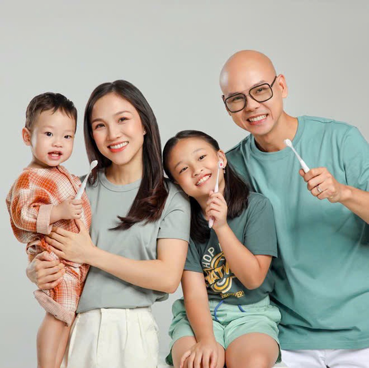 Phan Đinh Tùng cùng vợ con